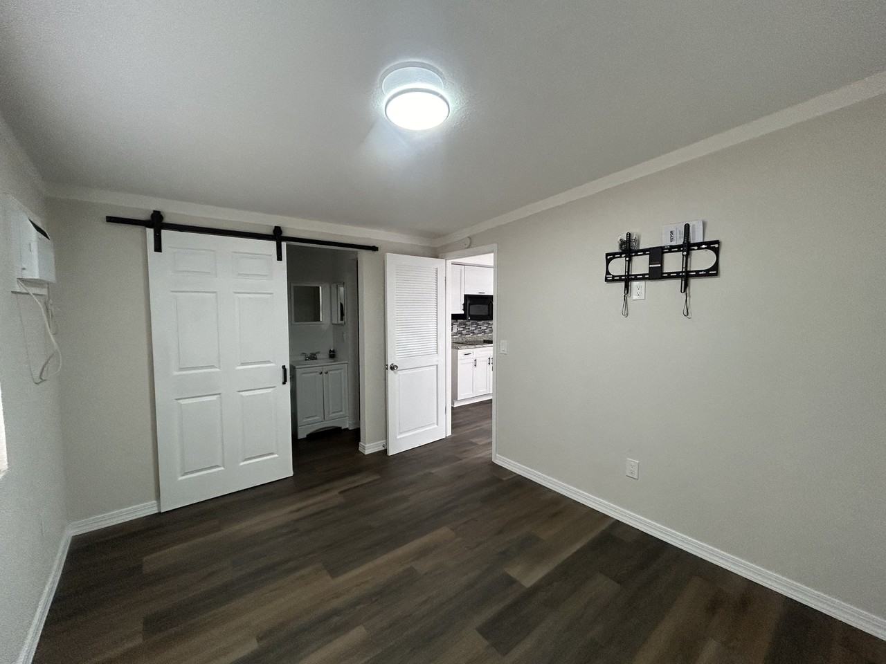1 E Crawford Cir #1 - Photo 4 of 8