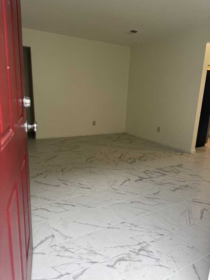 7812 N Camden Ave - Photo 2 of 10