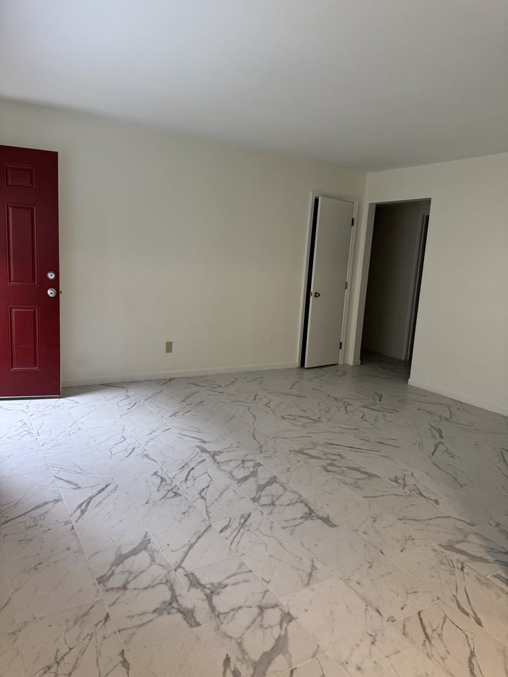 7812 N Camden Ave - Photo 5 of 10
