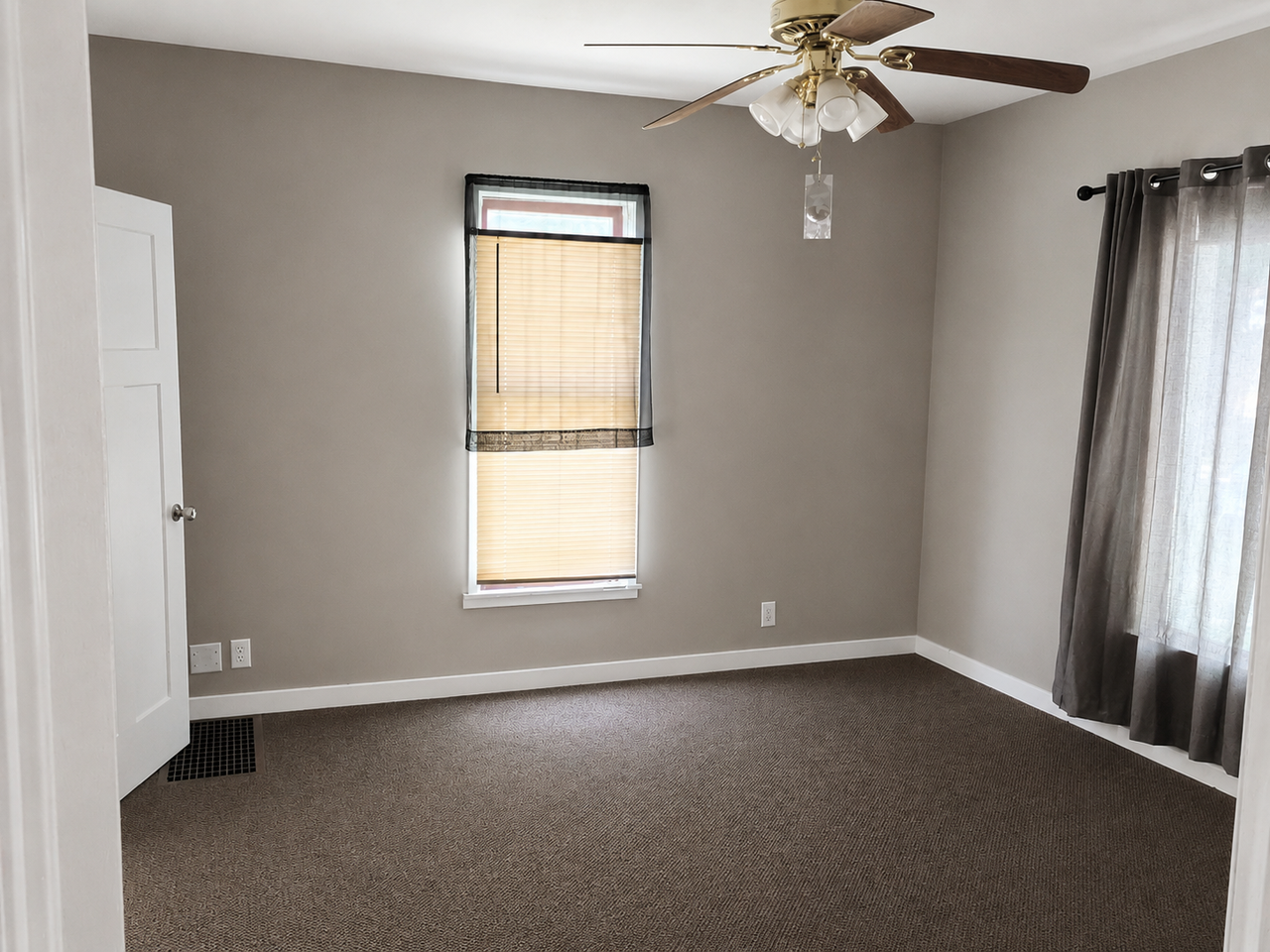 606 S Main St - Photo 5 of 10