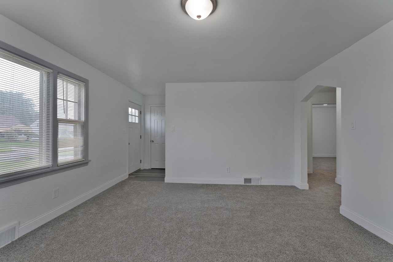 1539 Weston Ave - Photo 6 of 26