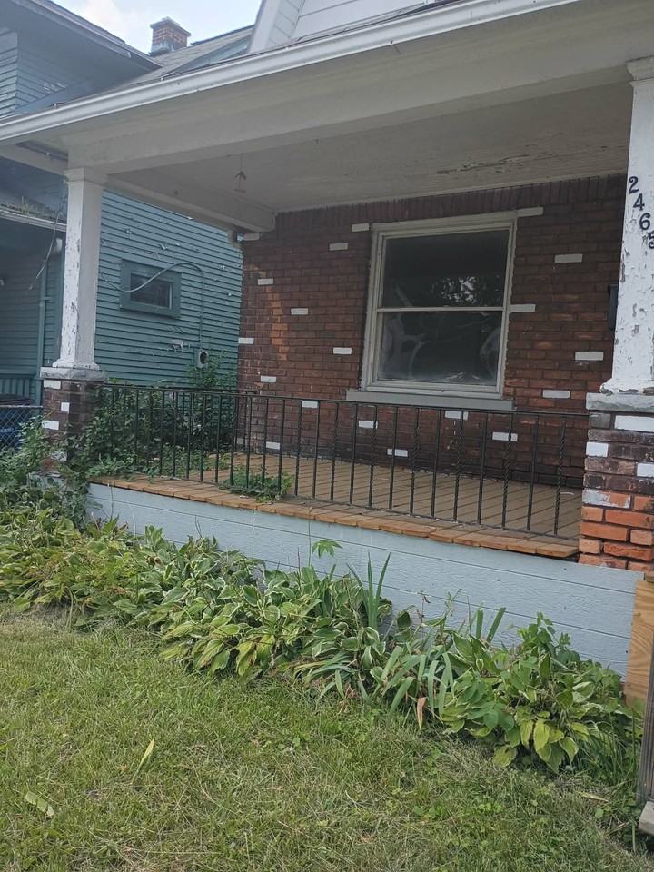 2465 Lawton Ave - Photo 2 of 19