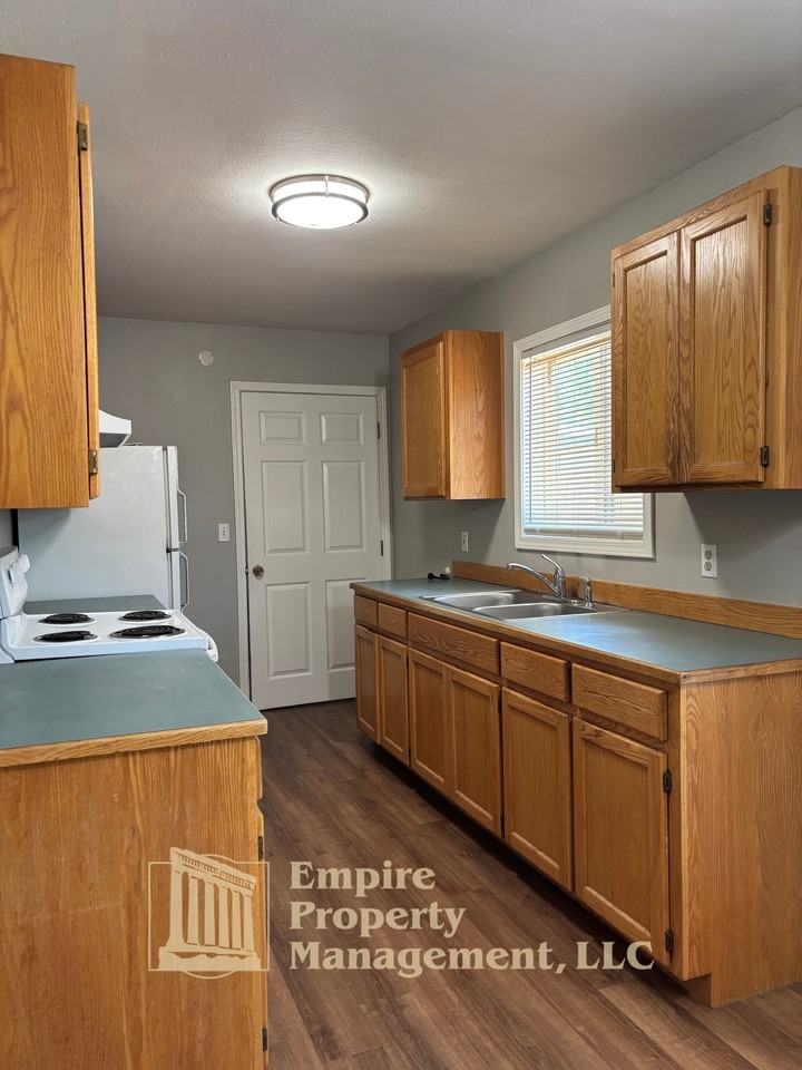 1012 Larch St - Photo 5 of 14
