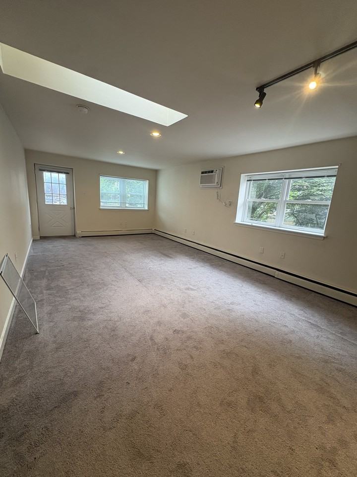 497 Conarroe St #B - Photo 3 of 12
