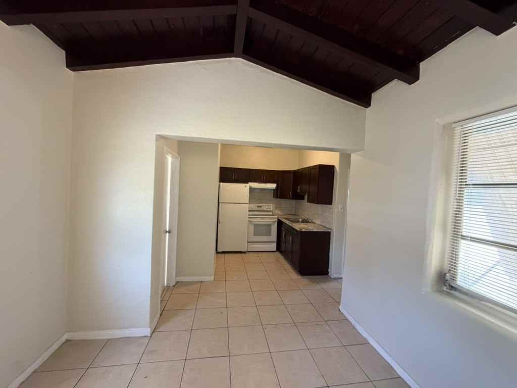 480 Ne 162nd St #480 - Photo 3 of 10