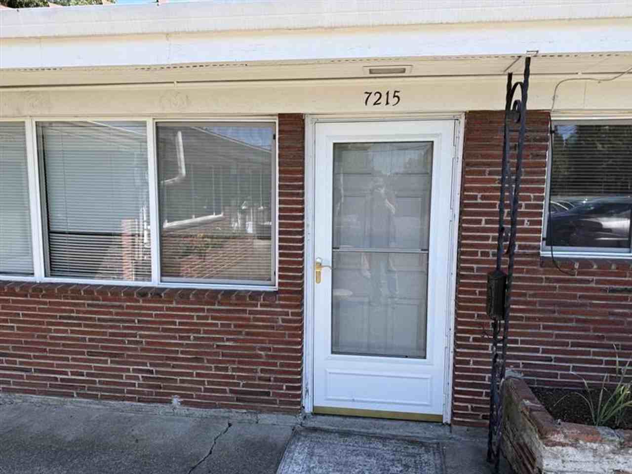 7215 Se Division St - Photo 2 of 9