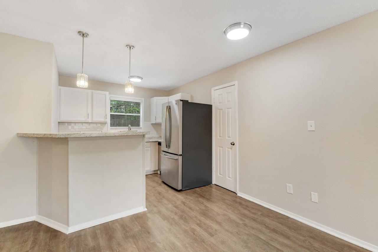 1512 Broadmoor Drive - Photo 2 of 10