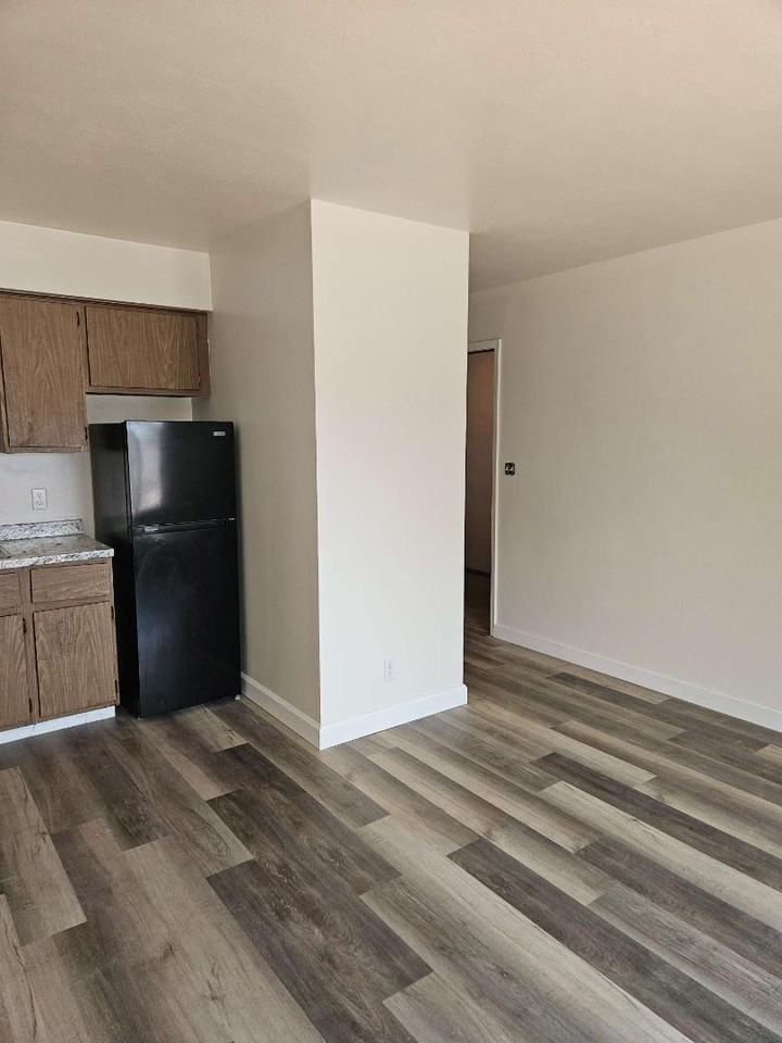555 W High St - Photo 2 of 6