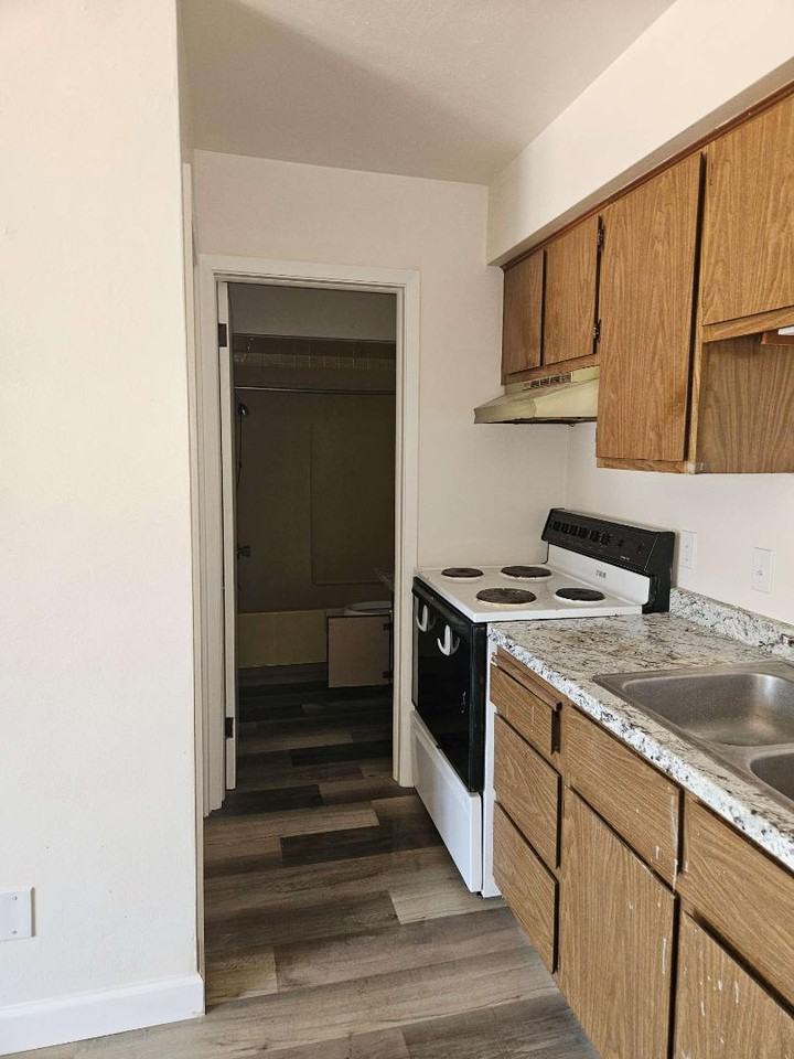 555 W High St - Photo 3 of 6