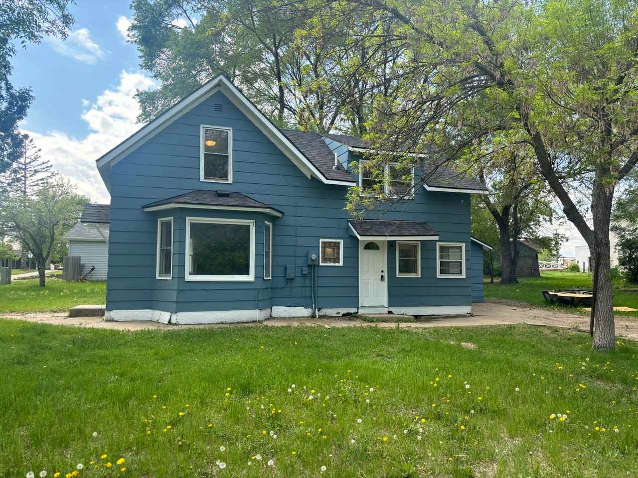 312 Bryant Ave Se - Photo 2 of 15