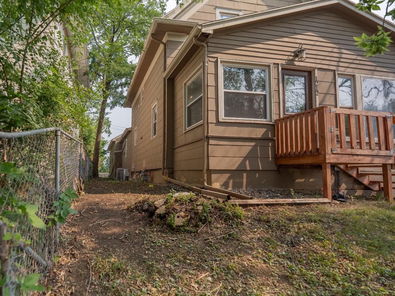 1212 W 10th St - Photo 2 of 20