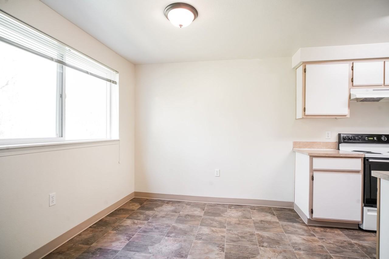 Crystal Lake Apartments - Photo 4 of 44