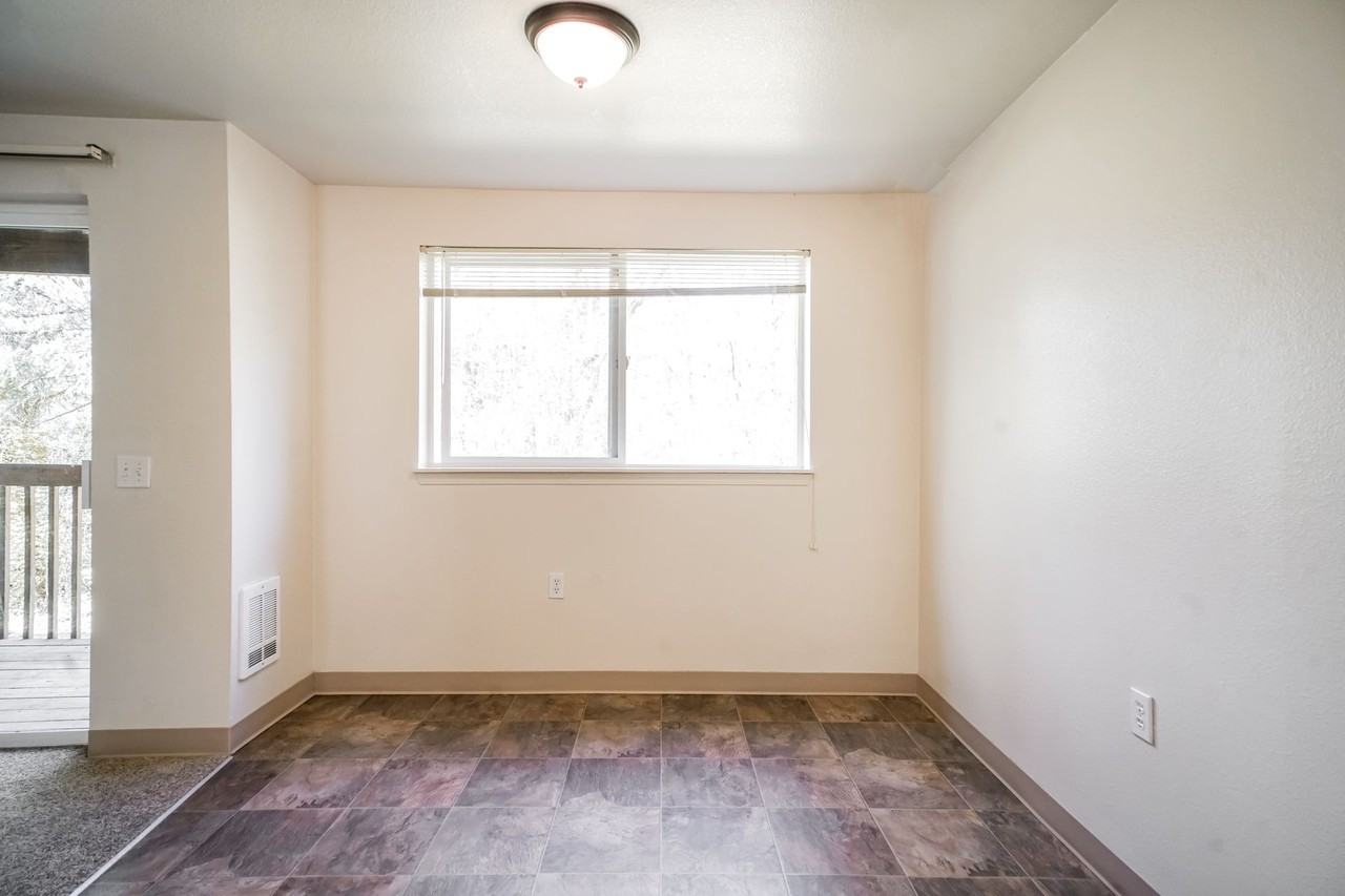 Crystal Lake Apartments - Photo 5 of 44