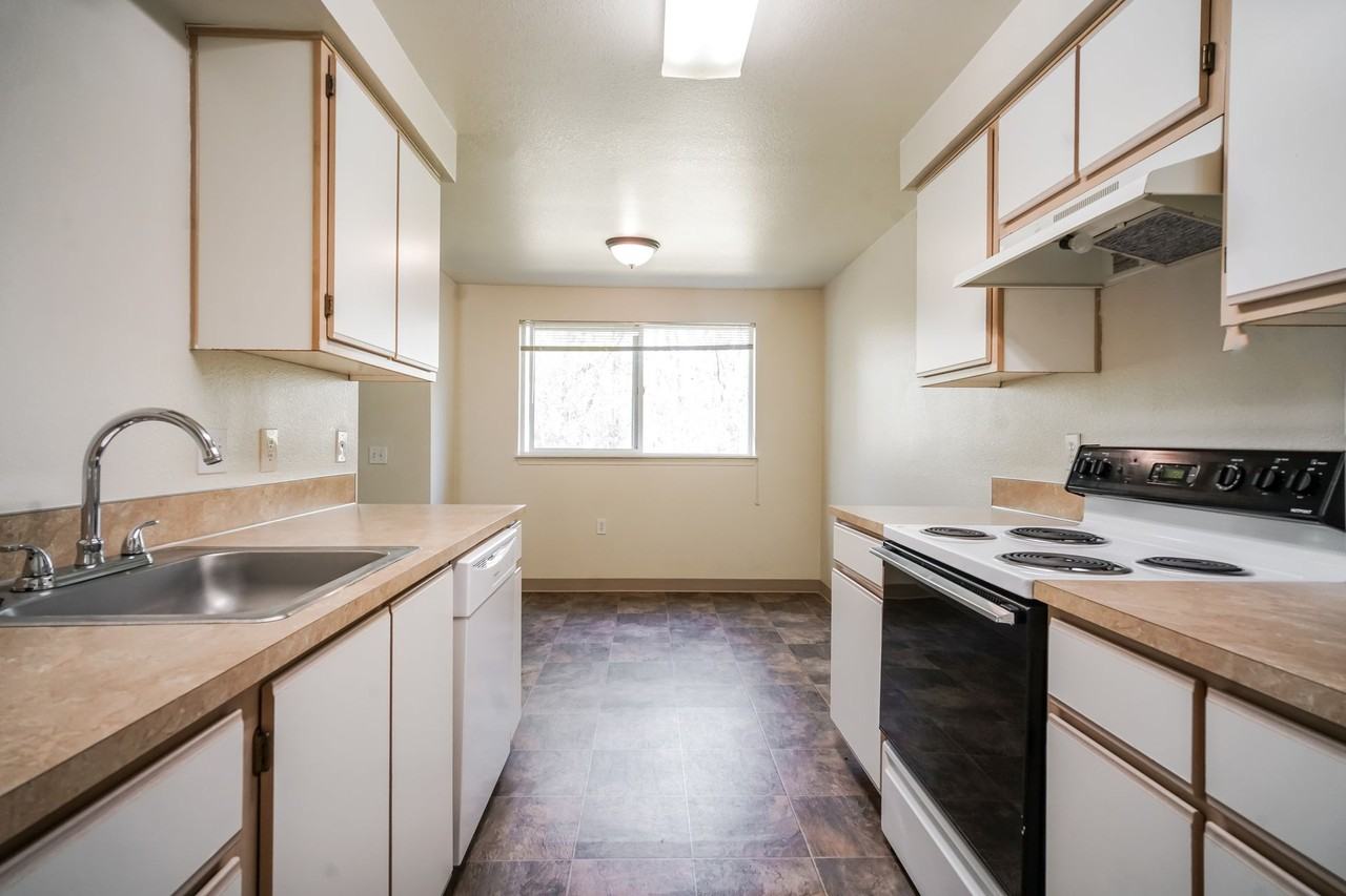Crystal Lake Apartments - Photo 6 of 44