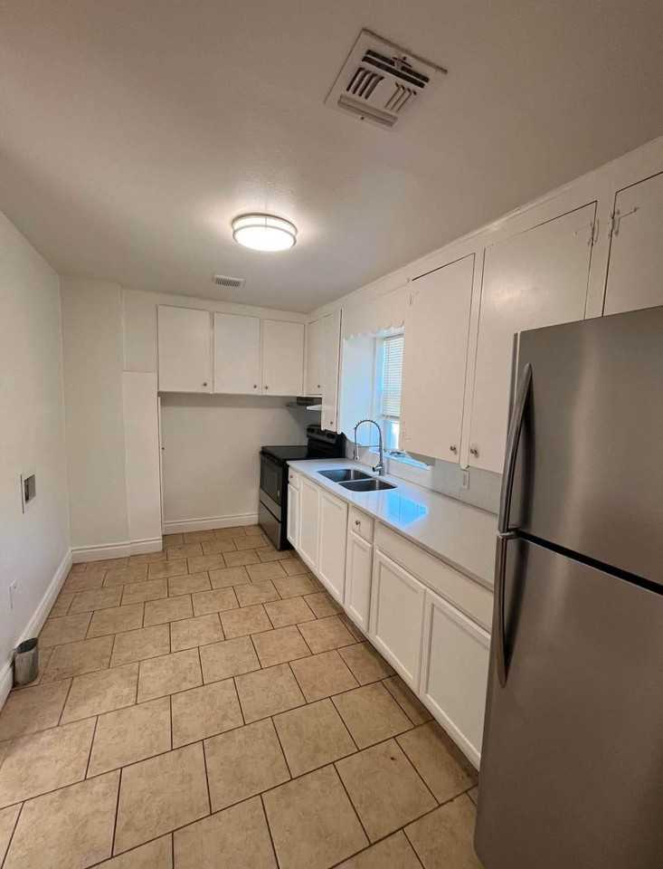 1148 N Lottie Ave #1 - Photo 4 of 7