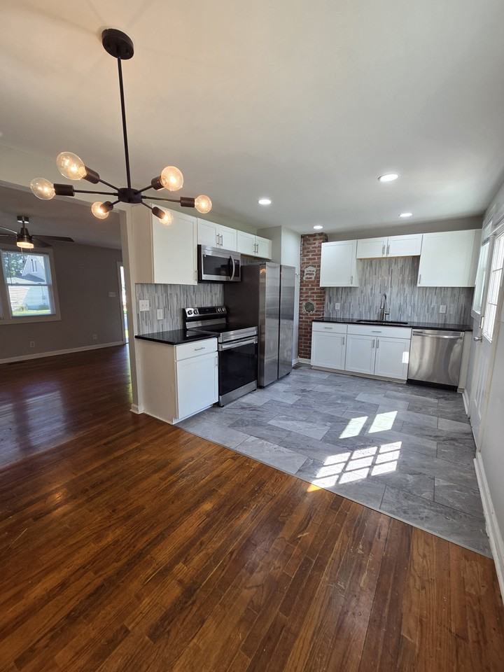 705 W 2nd Ave - Photo 5 of 10