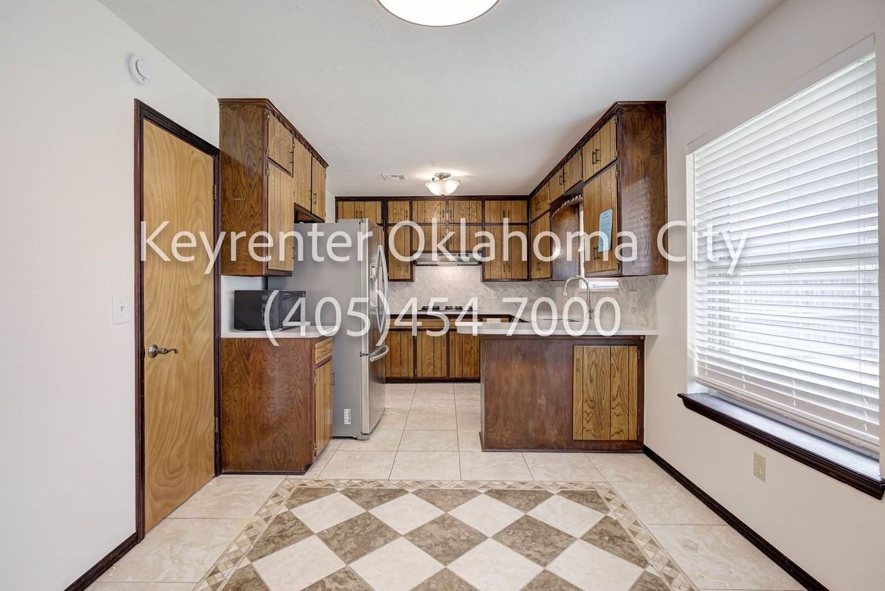 10912 N Blackwelder Ave - Photo 4 of 39