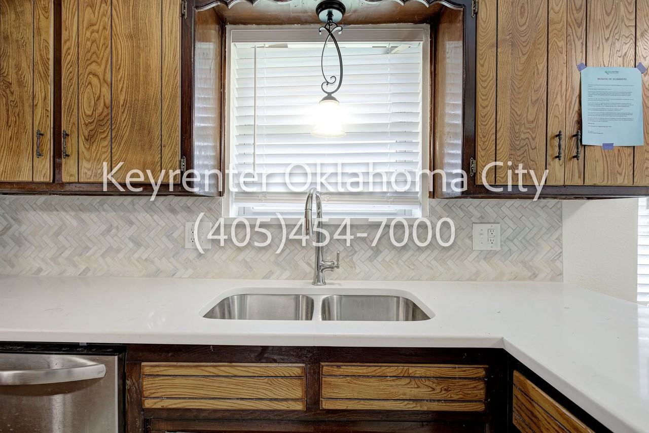 10912 N Blackwelder Ave - Photo 5 of 39