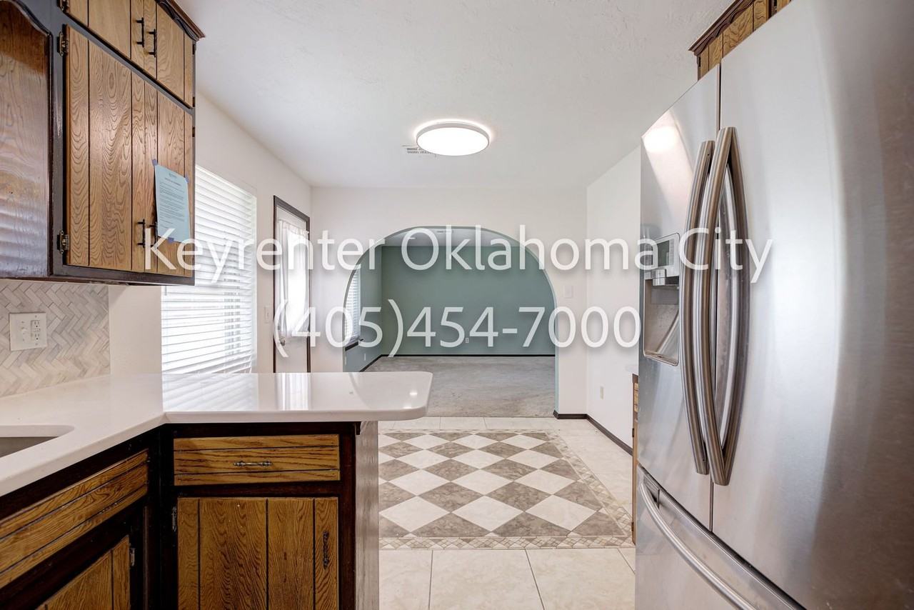 10912 N Blackwelder Ave - Photo 7 of 39
