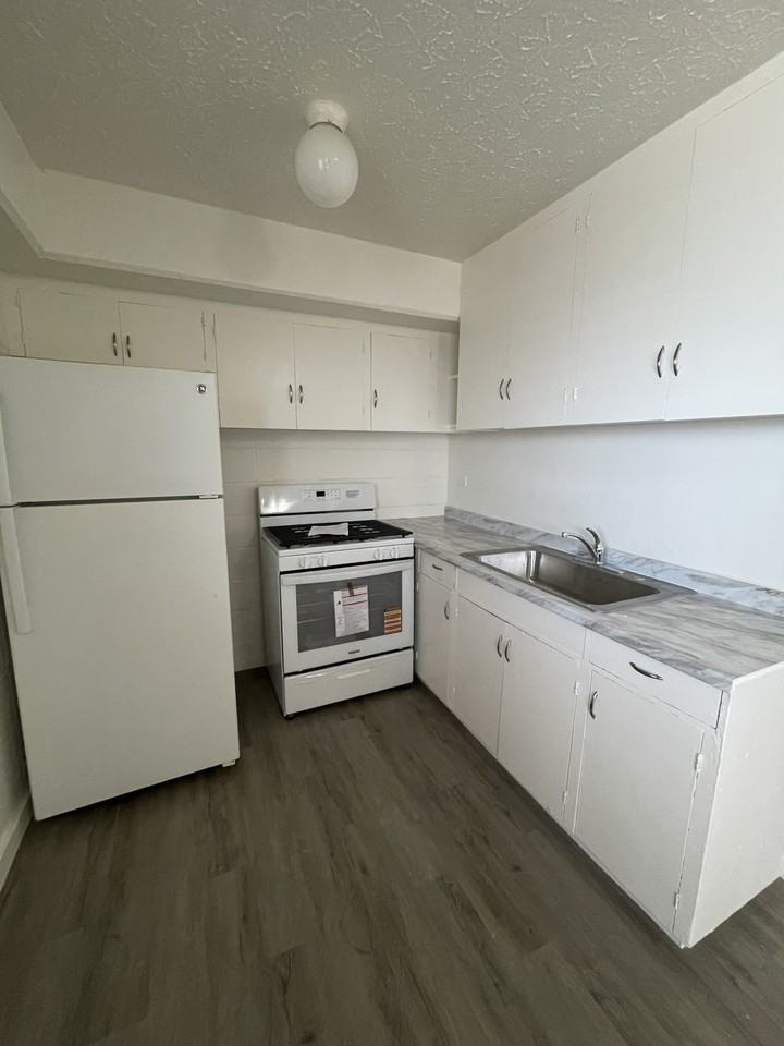 1315 N School St #9 - Photo 2 of 8