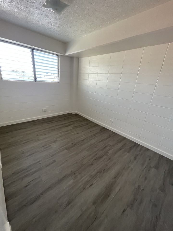 1315 N School St #9 - Photo 4 of 8