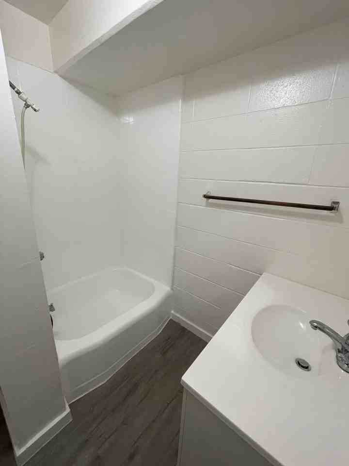 1315 N School St #9 - Photo 6 of 8