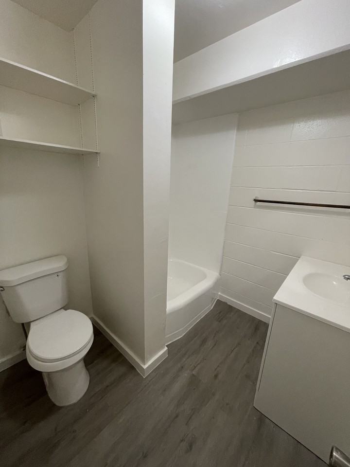 1315 N School St #9 - Photo 7 of 8
