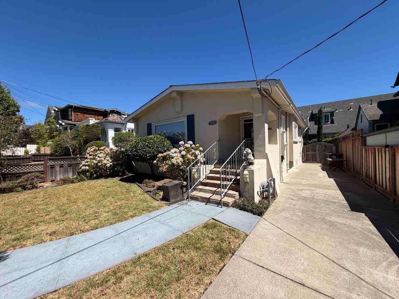 1323 Edgehill Dr - Photo 2 of 14