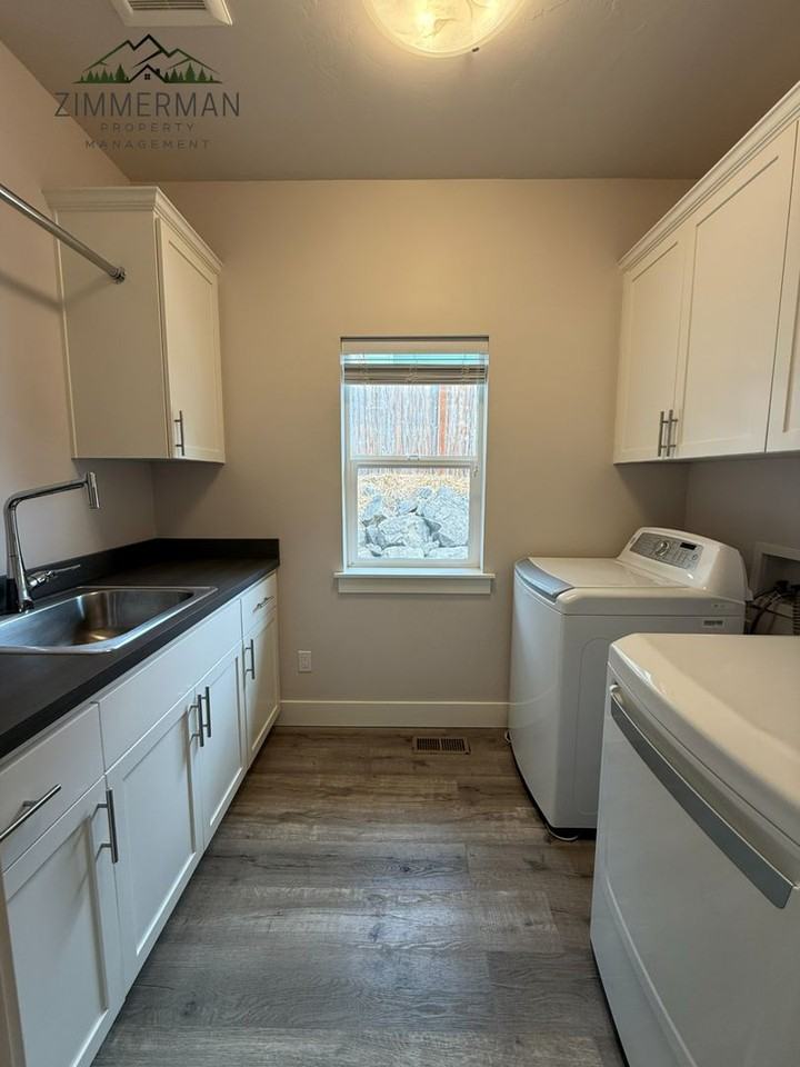 367 E 4th St - Photo 5 of 24