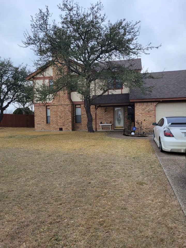 703 Skyline Dr - Photo 2 of 22