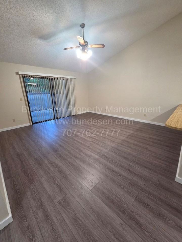 27 Arbor Ct - Photo 4 of 10