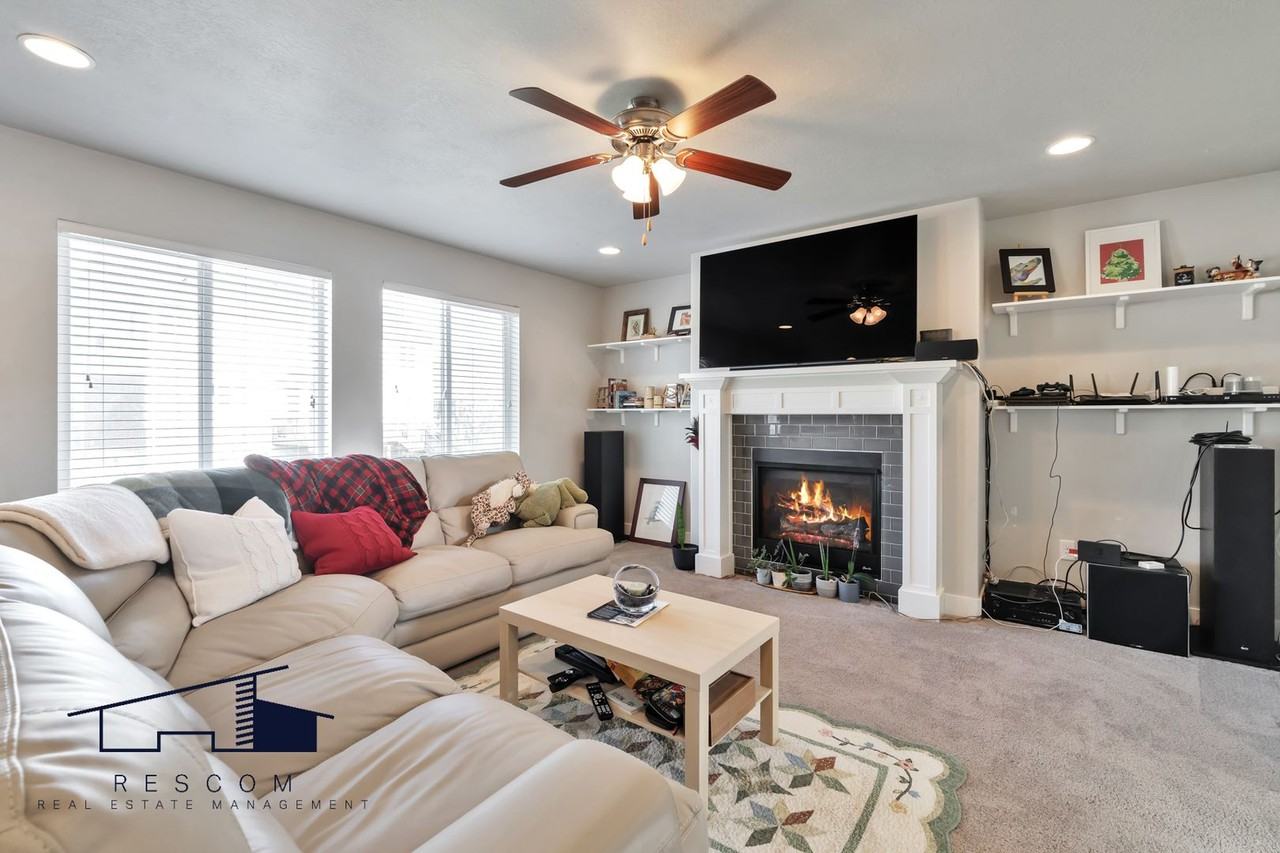 1439 Dunbar Ln - Photo 4 of 17
