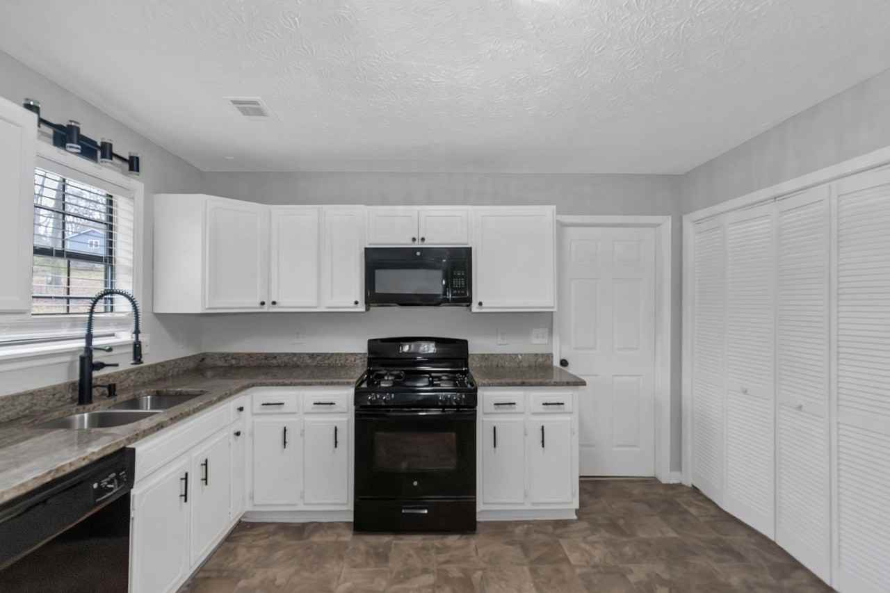 321 Summerwood Ln - Photo 5 of 30