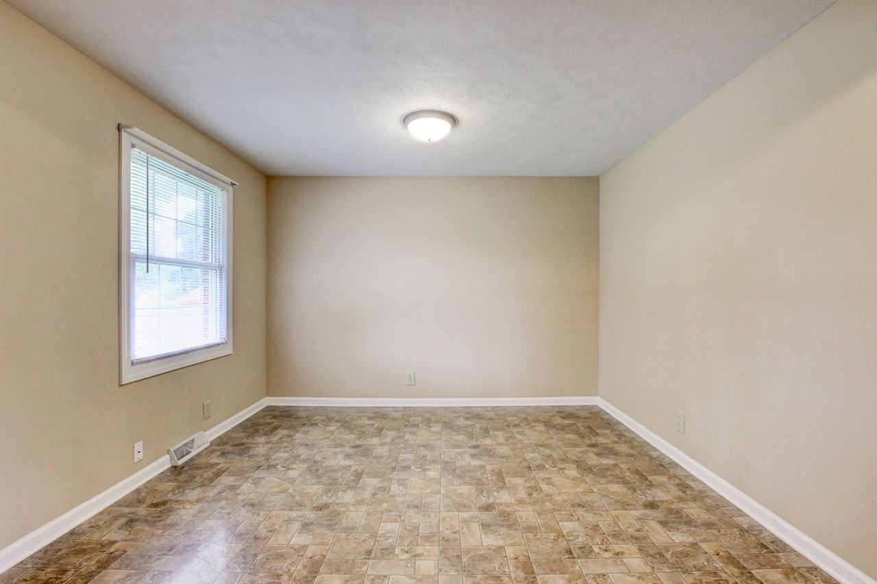 18 Hillsboro Rd - Photo 5 of 11