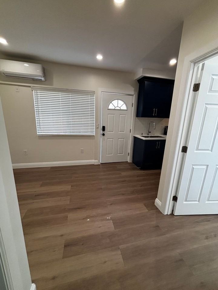124 124 - 126 S Marengo Ave - Photo 2 of 15