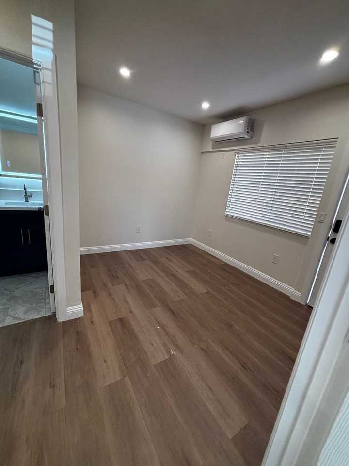 124 124 - 126 S Marengo Ave - Photo 3 of 15
