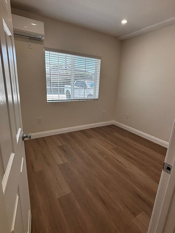 124 124 - 126 S Marengo Ave - Photo 6 of 15