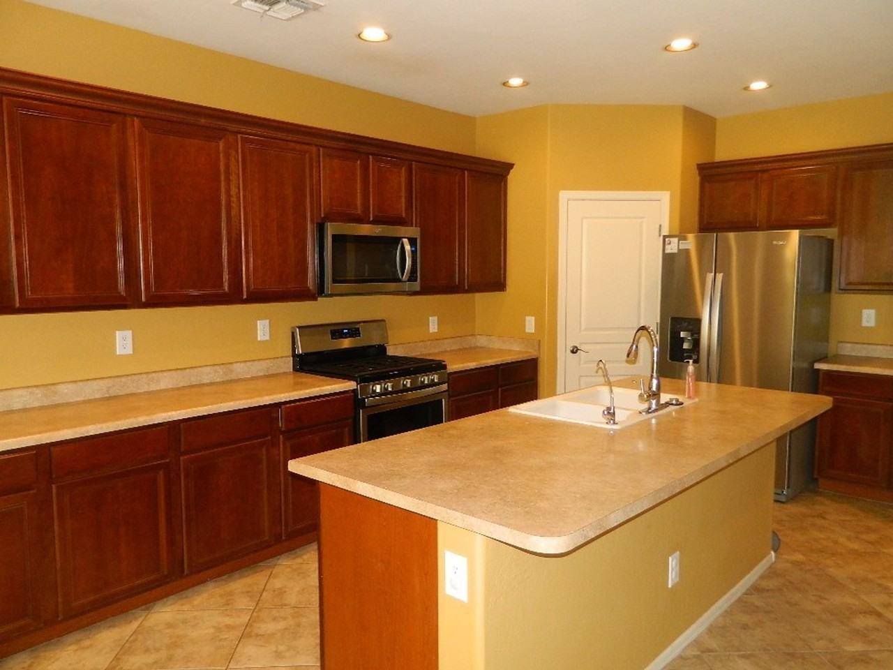 264 W Tahiti Dr - Photo 4 of 9