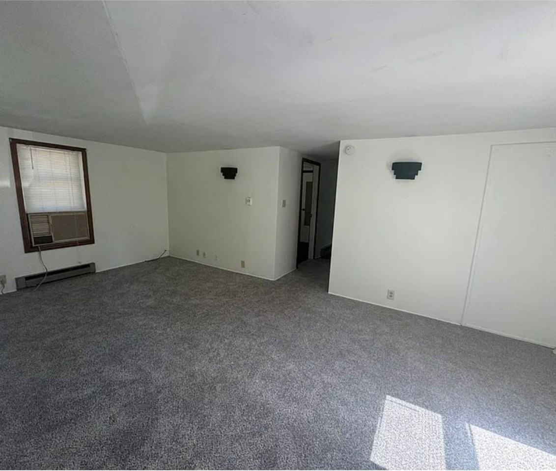 4629 S Selby St - Photo 3 of 10