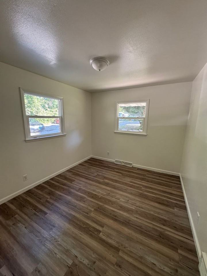 725 S 5th St - Photo 2 of 5