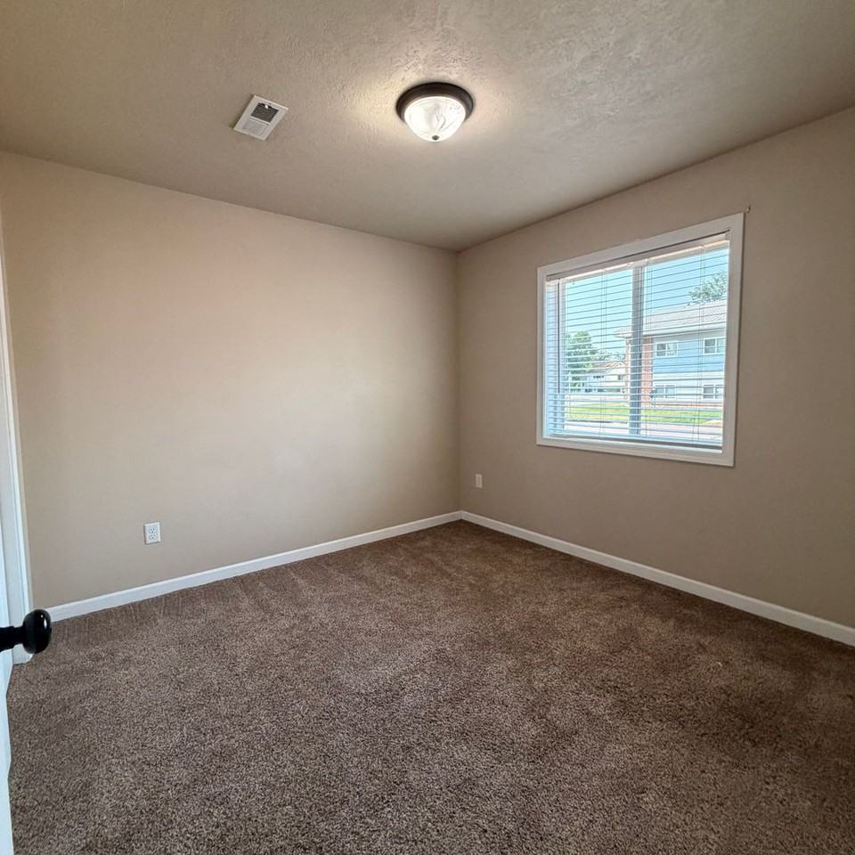 708 3rd St Nw - Photo 5 of 17