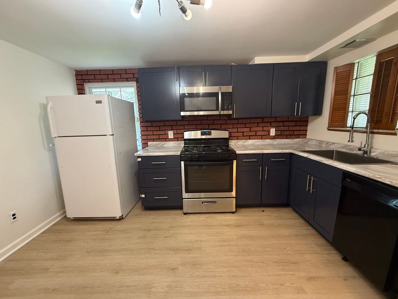 509 Oak St - Photo 2 of 9