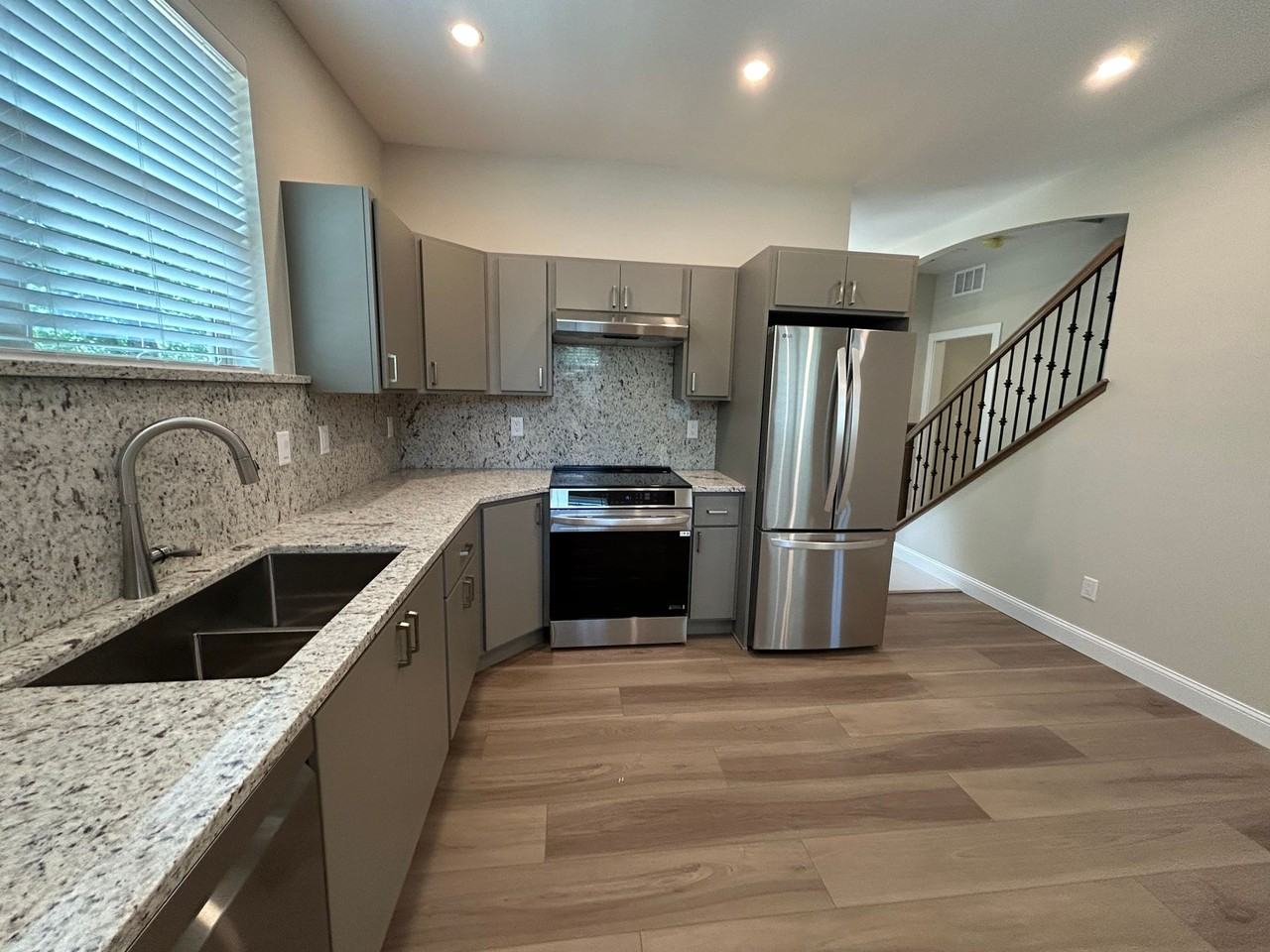 536 East Mulberry St - Photo 5 of 29
