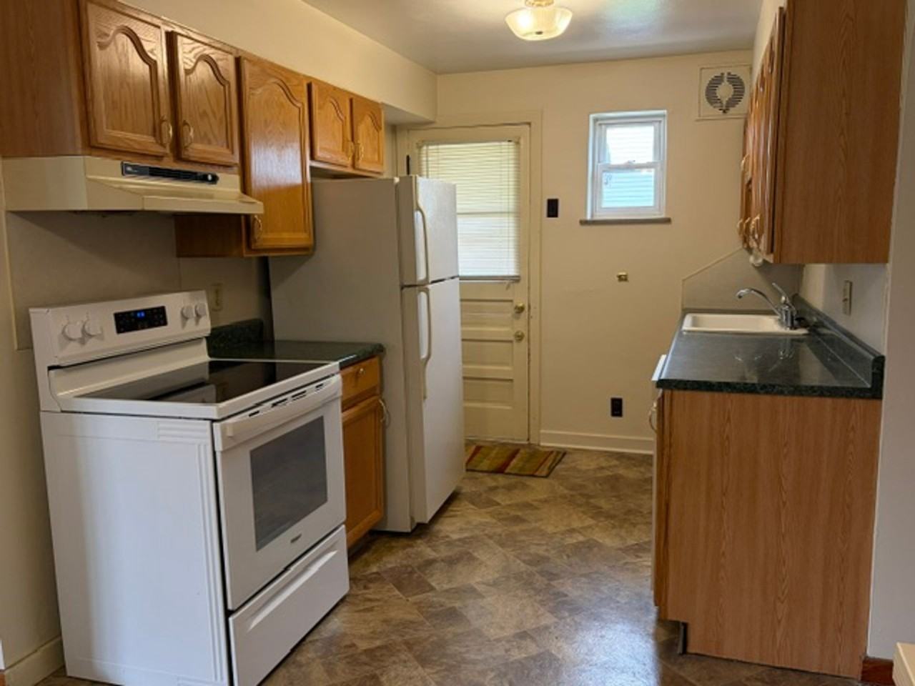 1022 Goucher St - Photo 3 of 10