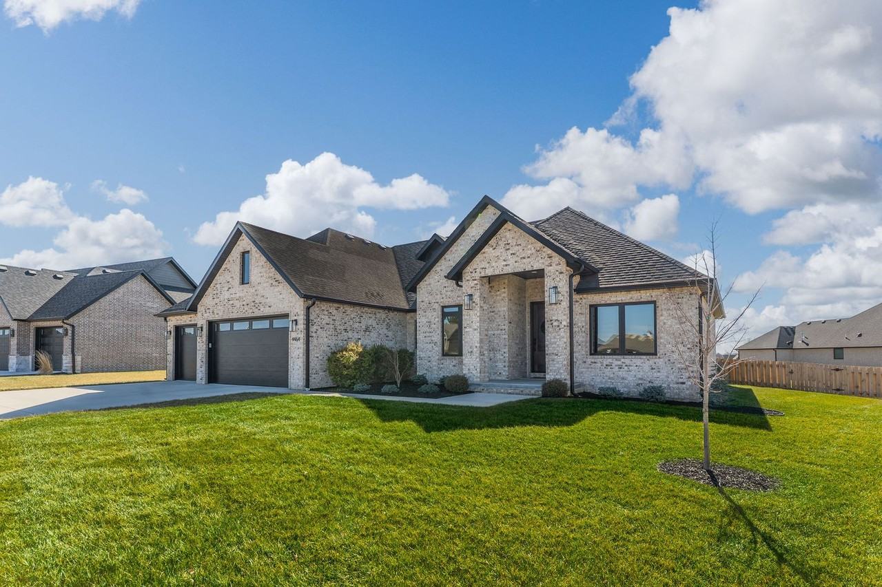 4464 E Lancaster Way - Photo 3 of 46