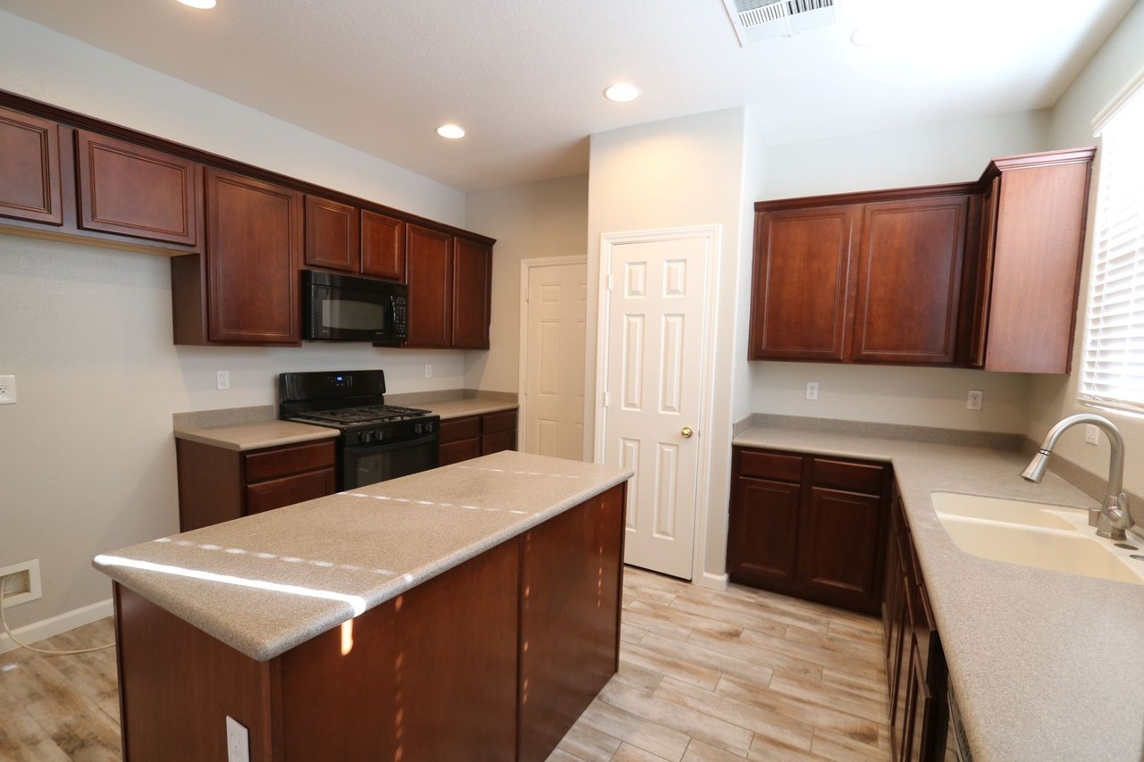 8947 College Green St - Photo 4 of 17