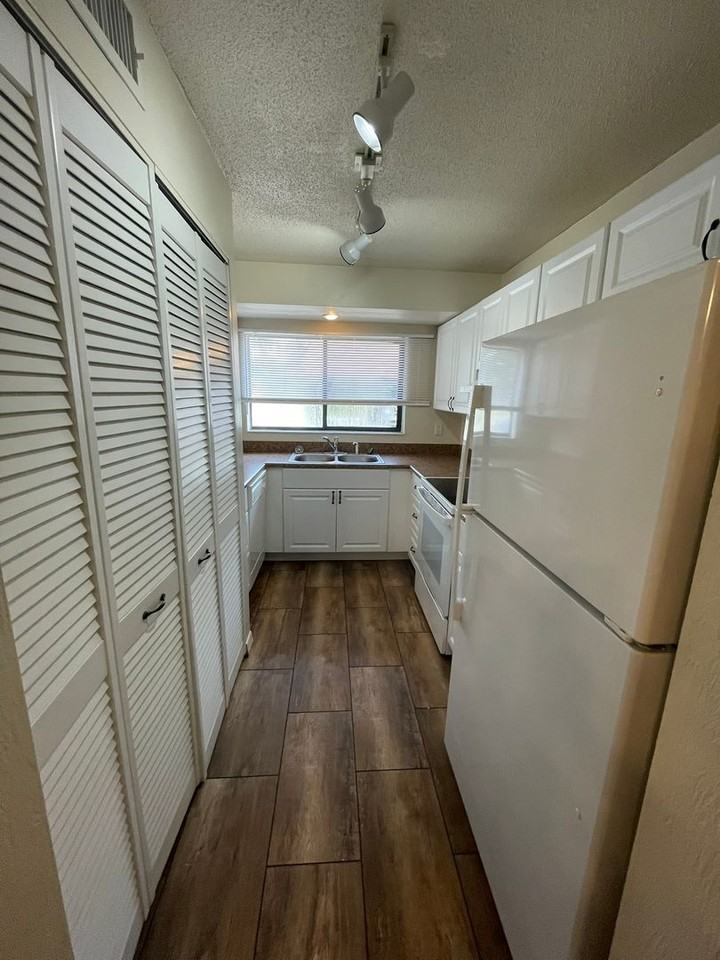 1 Fair Oaks Cir - Photo 3 of 28