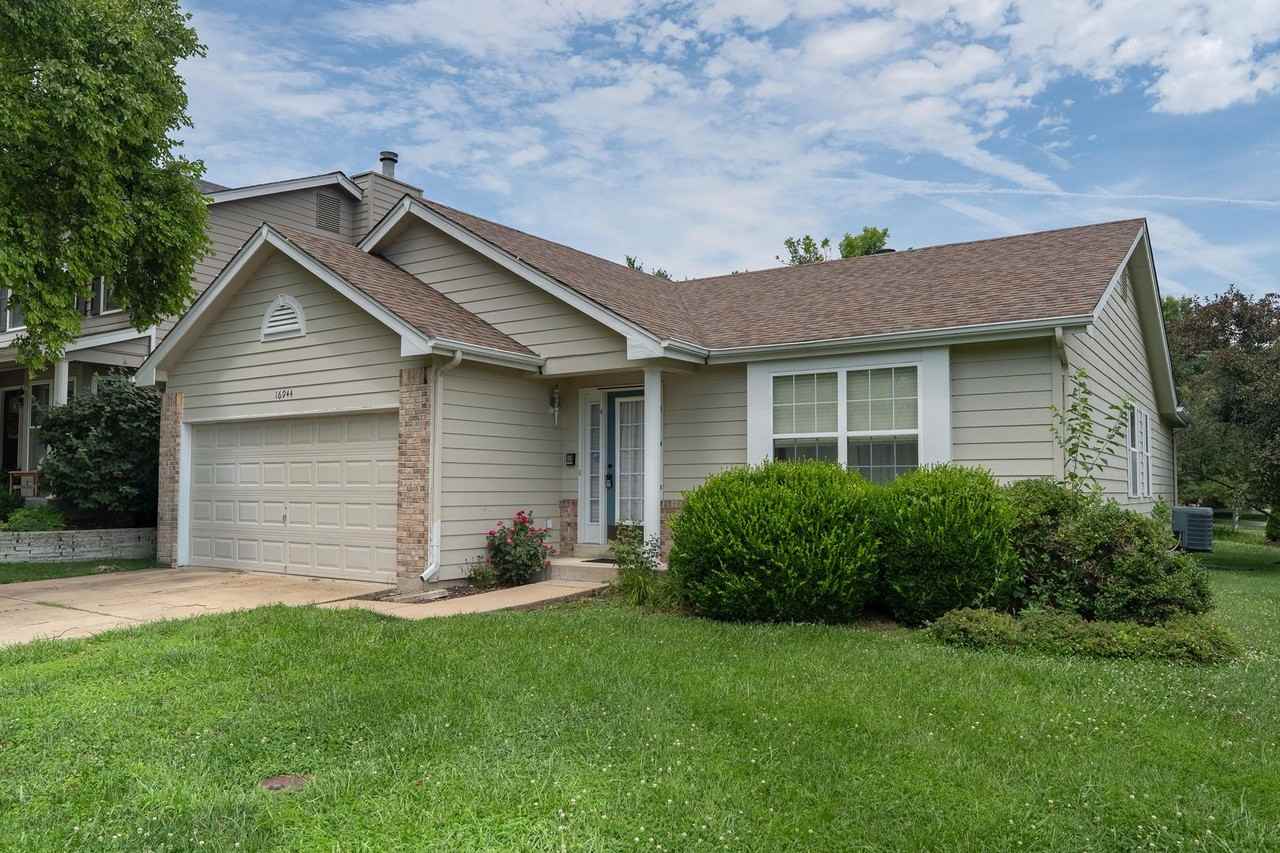 16944 Hickory Crest Dr - Photo 2 of 28