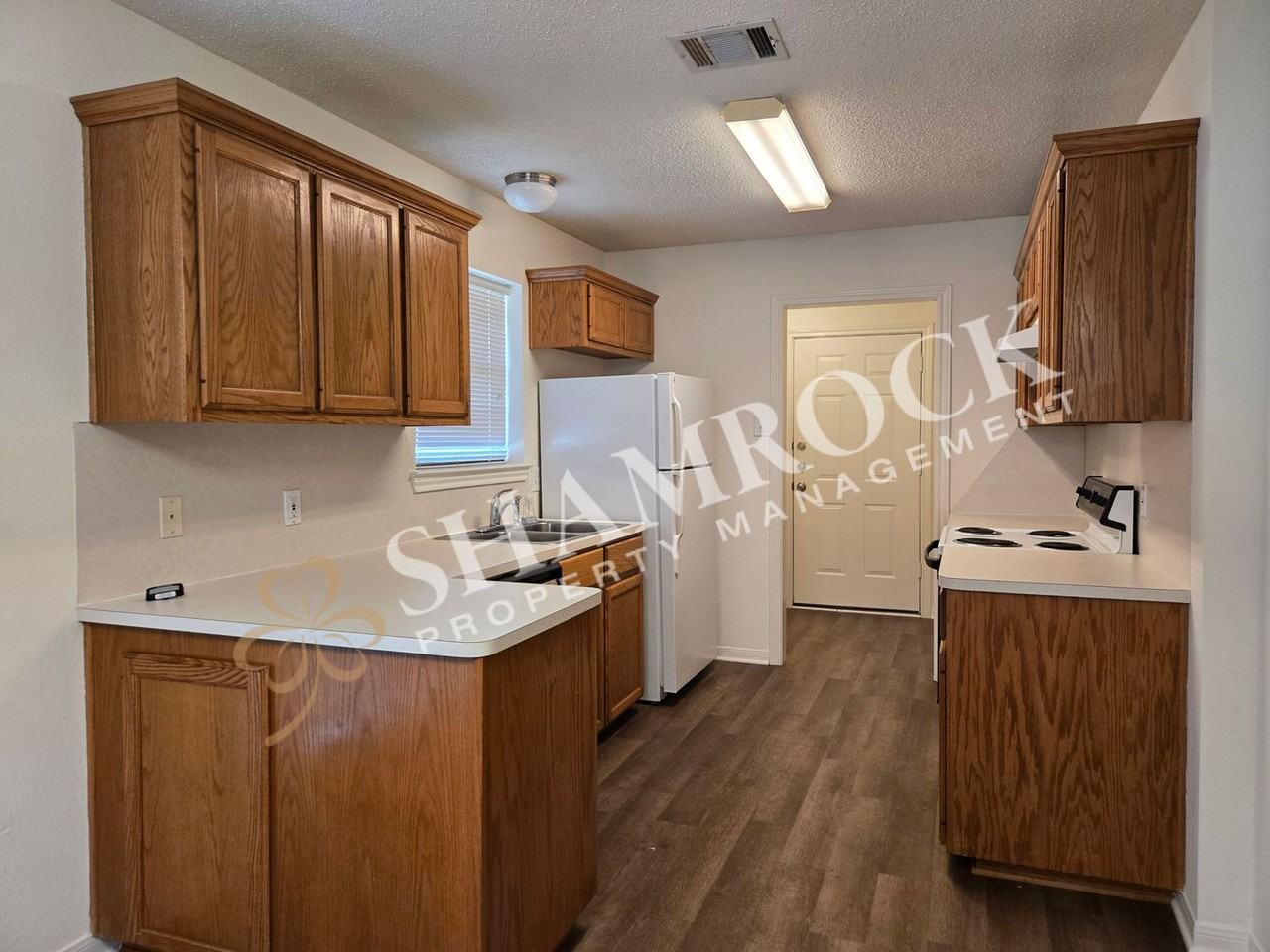 1024 Parkview Cir - Photo 6 of 17