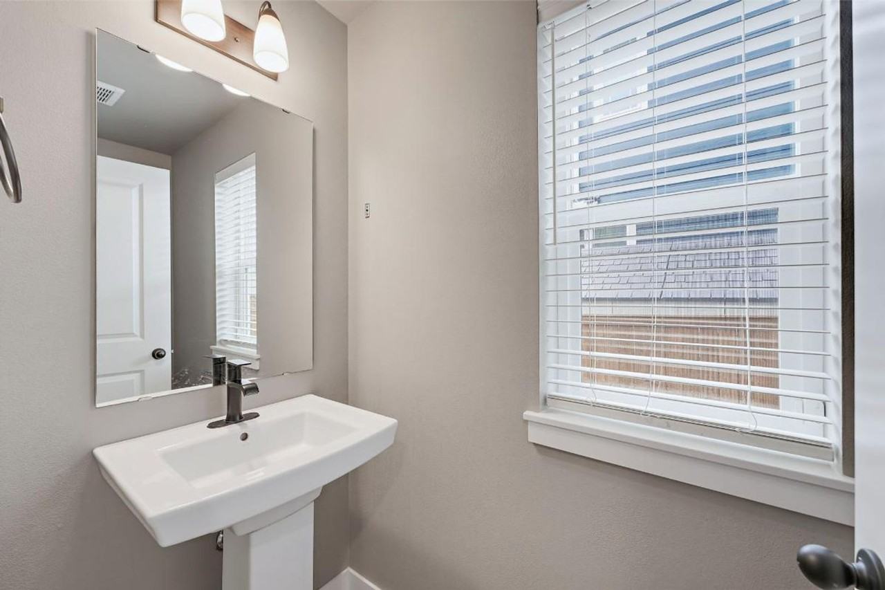 831 Burwood St Se - Photo 4 of 48